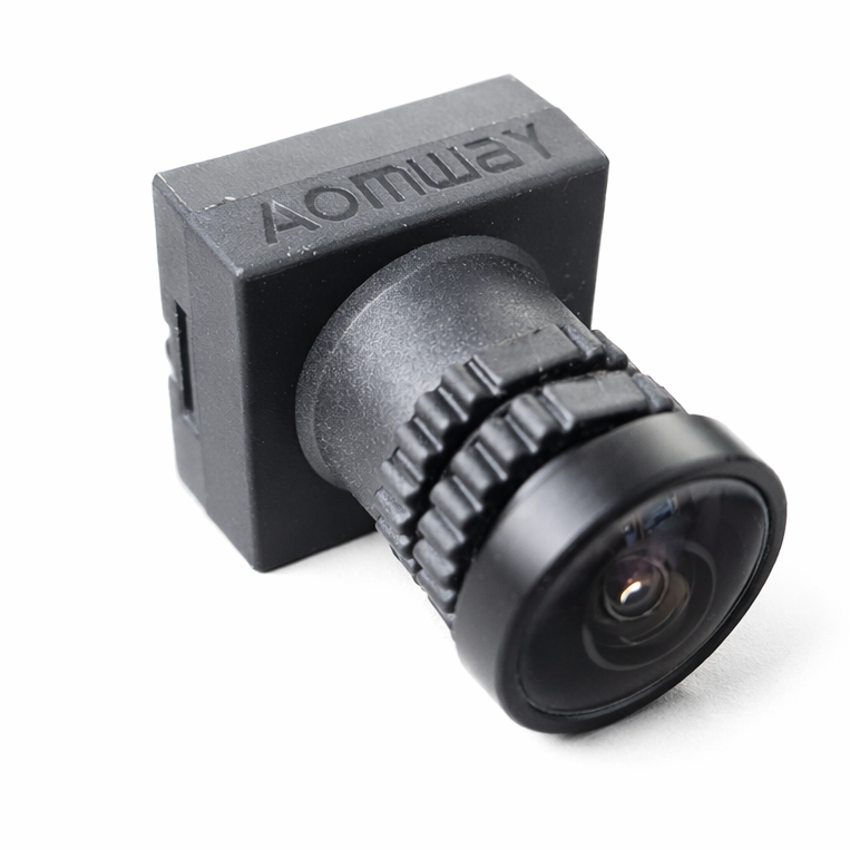 AOMWAY FPV Kamera 700TVL WDR PAL Analog Frontansicht auf weißem Hintergrund