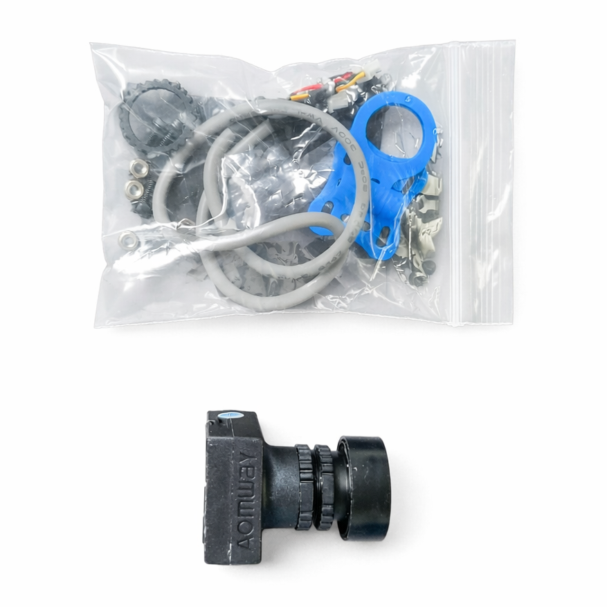 AOMWAY FPV Kamera 700TVL WDR PAL mit Kabeln und Montagematerial auf weißem Hintergrund