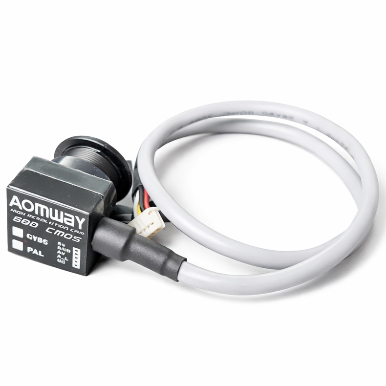 AOMWAY JST-P 600 FPV Kamera 600TVL PAL Analog Frontansicht auf weißem Hintergrund