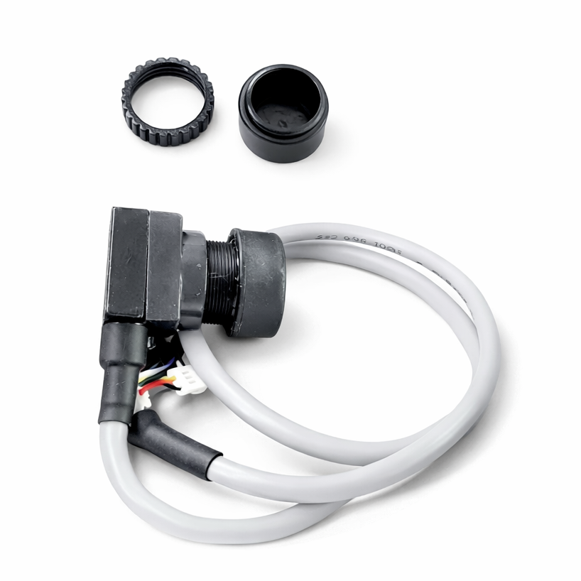 AOMWAY JST-P 600 Analog FPV Kamera mit Anschlusskabel und Zubehör auf weißem Hintergrund