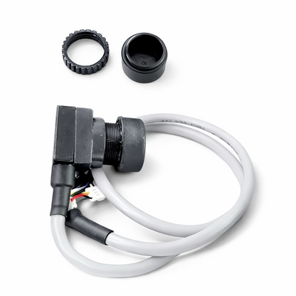 AOMWAY JST-P 600 Analog FPV Kamera mit Anschlusskabel und Zubehör auf weißem Hintergrund