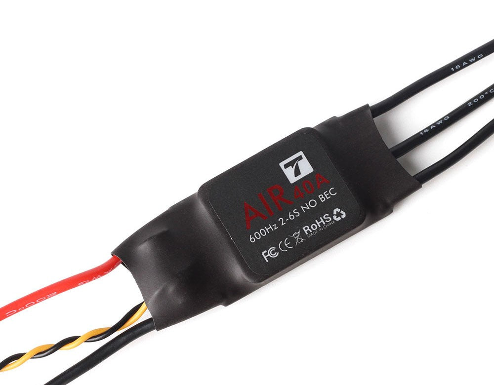 T-Motor AIR 40A 2-6S ESC – Detailansicht mit Motor- und Signalkabeln